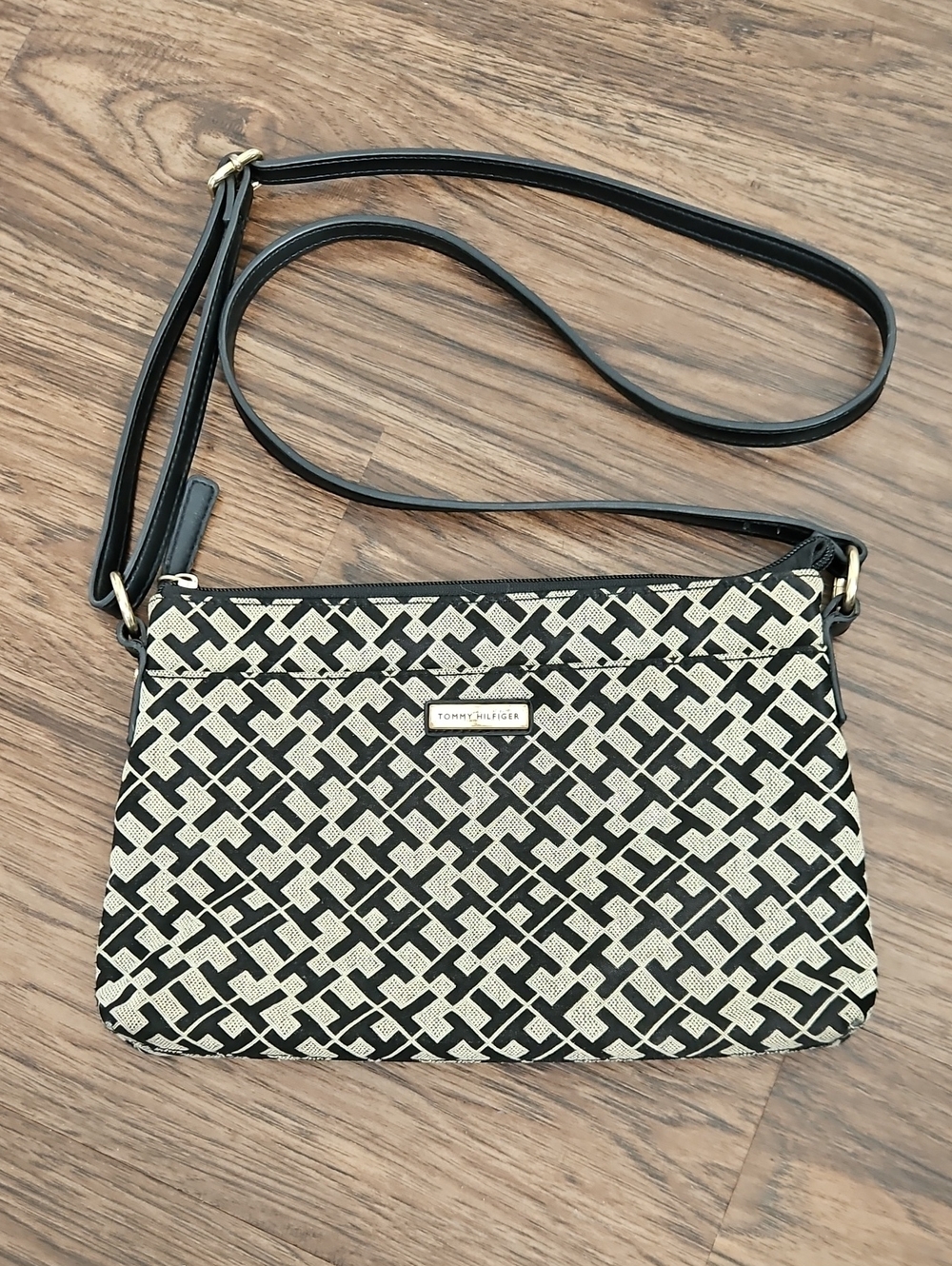 Tommy Hilfiger Monogram Crossbody Purse Black Cream Zip Top Bag